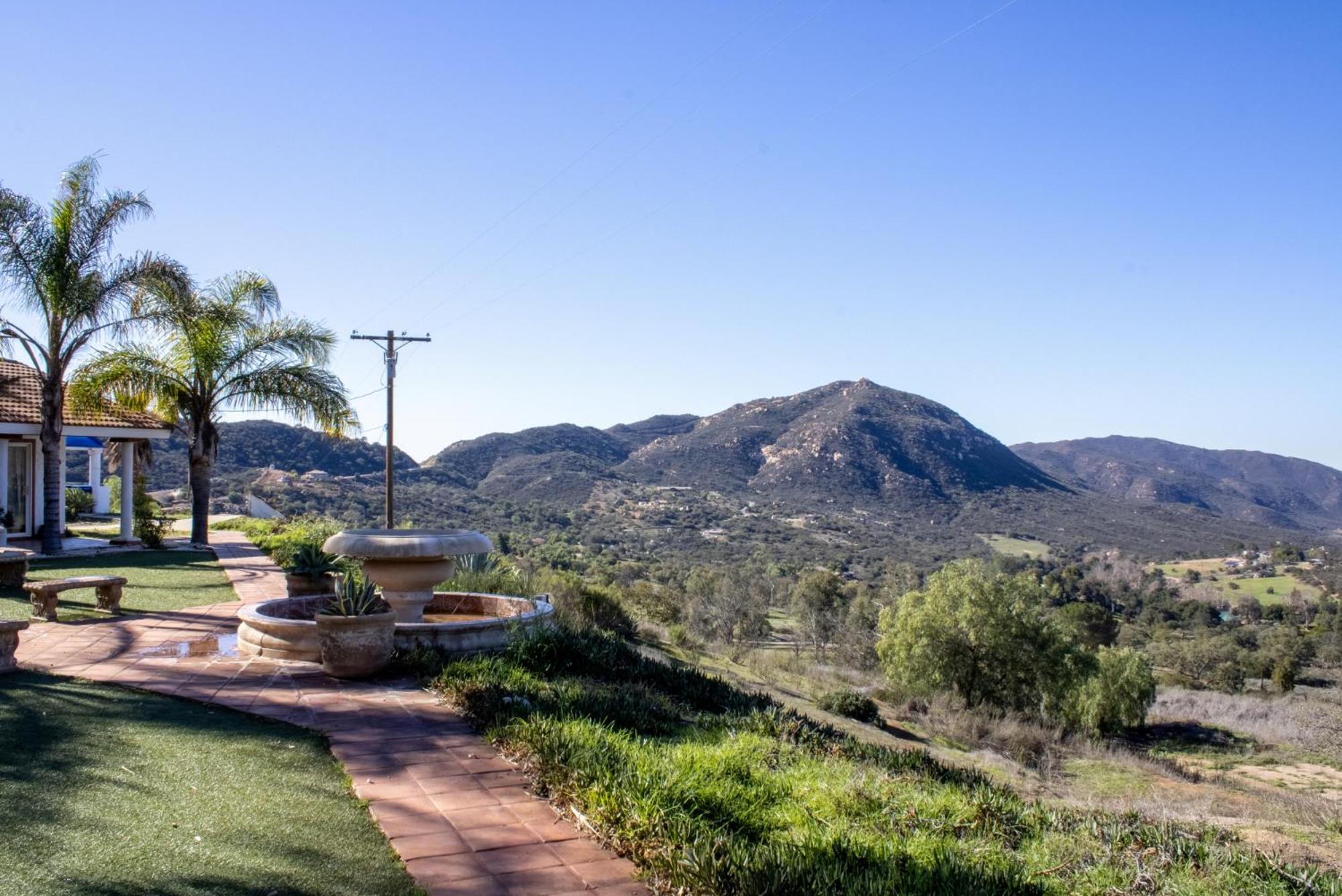 Private Home On 10 Acres - Heated Salt Pool & Jacuzzi, Mountain & City Views, Horseshoes, Basketball, Bbq, Golf Putting, Foosball, Croquet, Bose Stereo, White Cotton Bedding - Hilltop Hacienda, Pool Heat Optional Jamul Eksteriør bilde